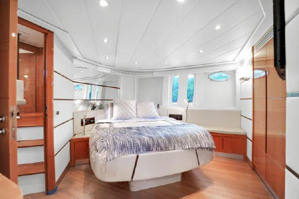 68ft Pershing Sky stern view